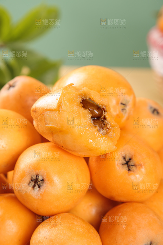 一堆新鲜枇杷