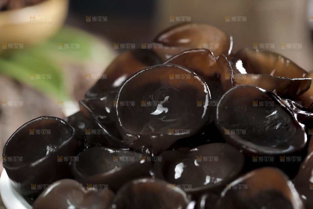 碗里装着泡发的小碗耳