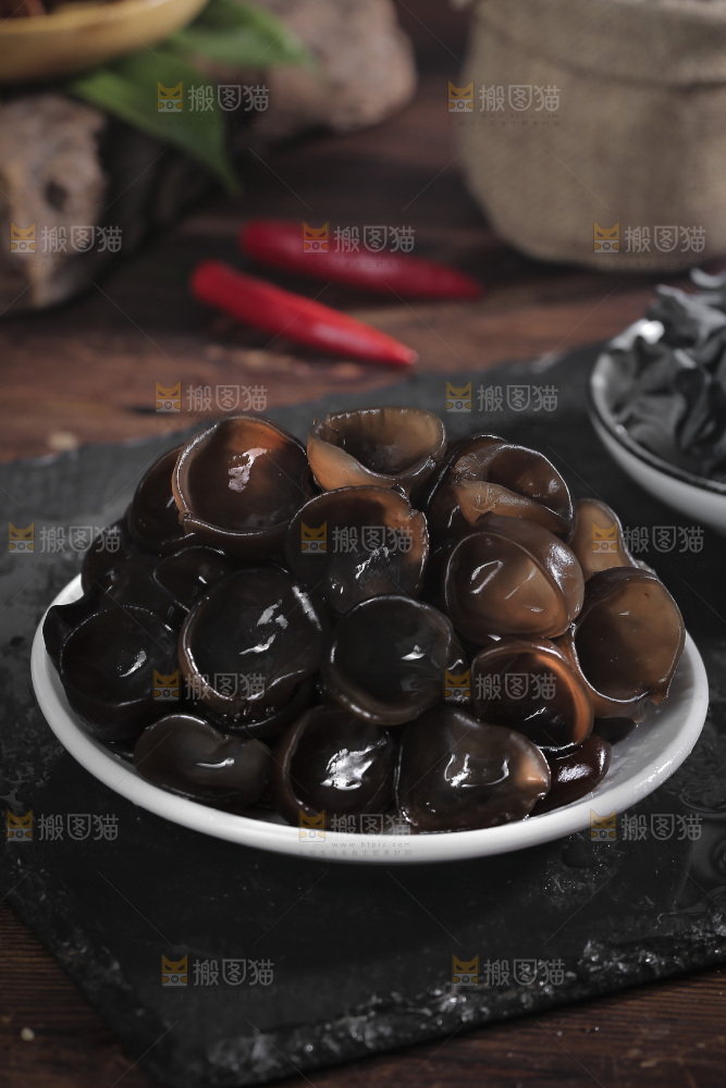 碗里装着泡发的小碗耳