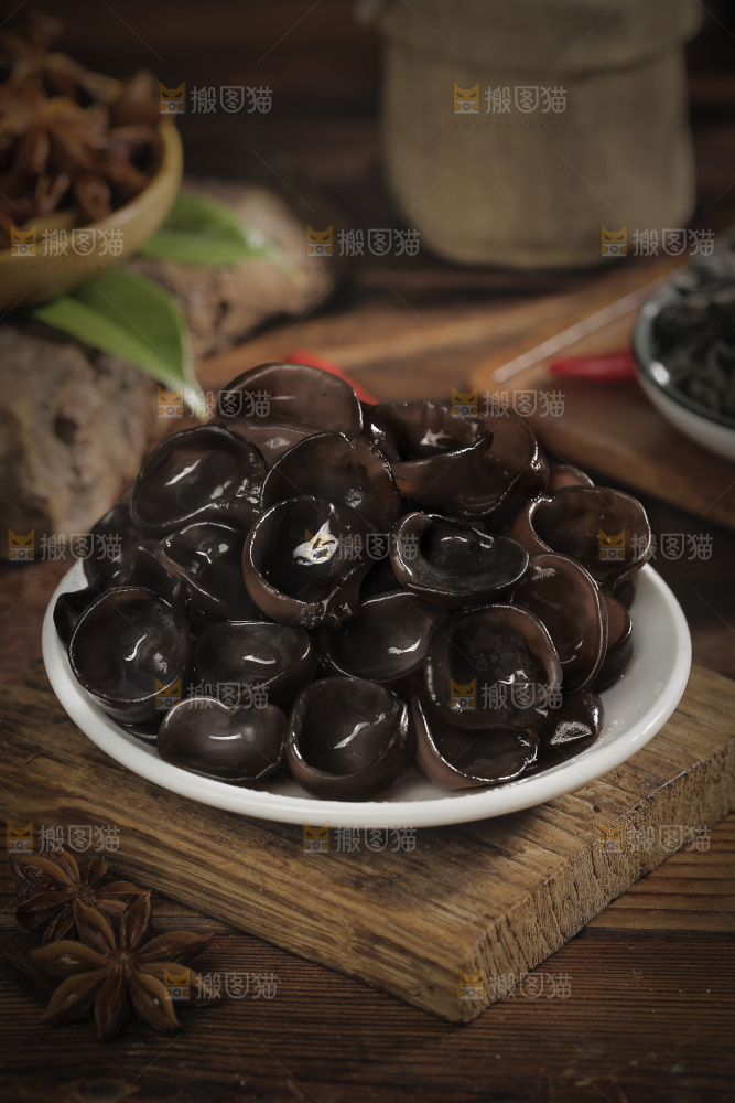 碗里装着小碗耳