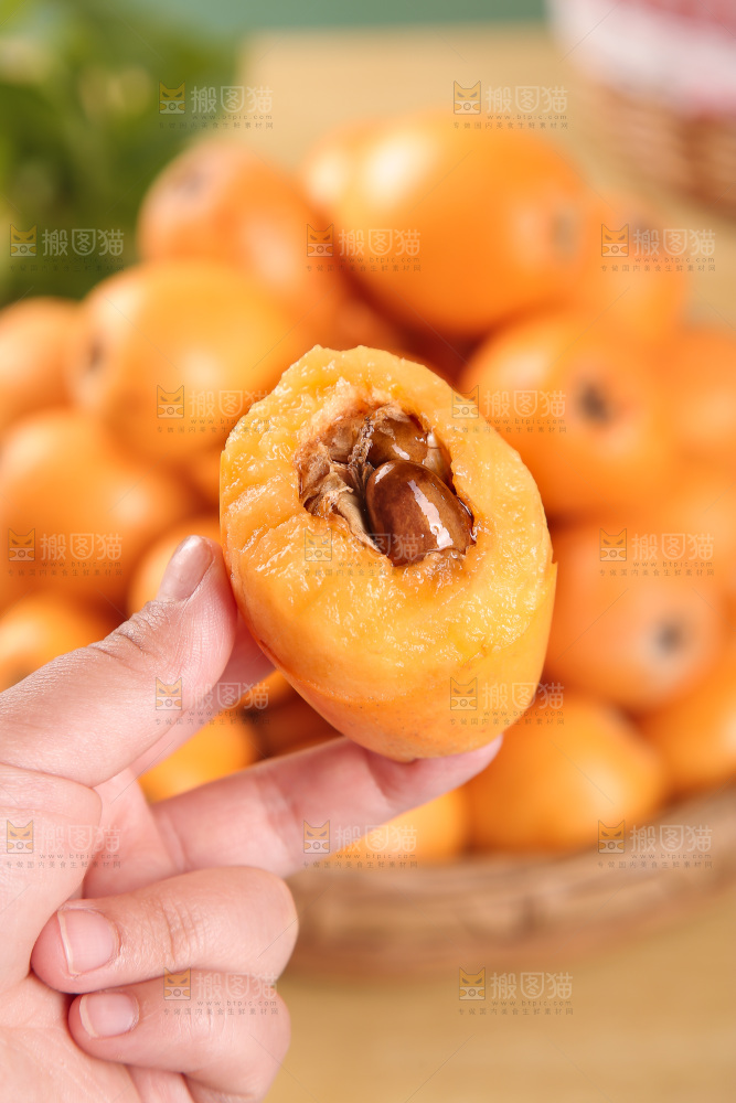 手里拿着大枇杷