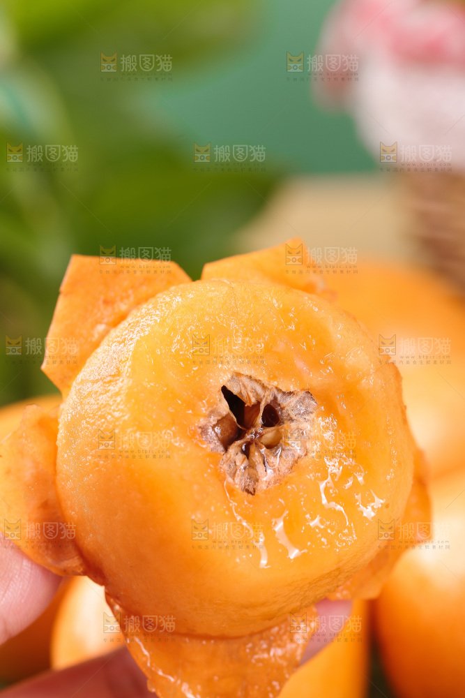 手里拿着大枇杷