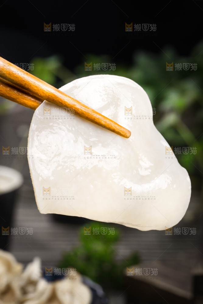 木底上的白木耳