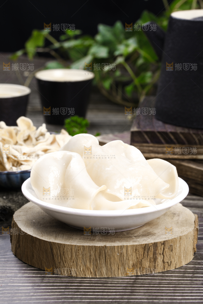 木底上的白木耳