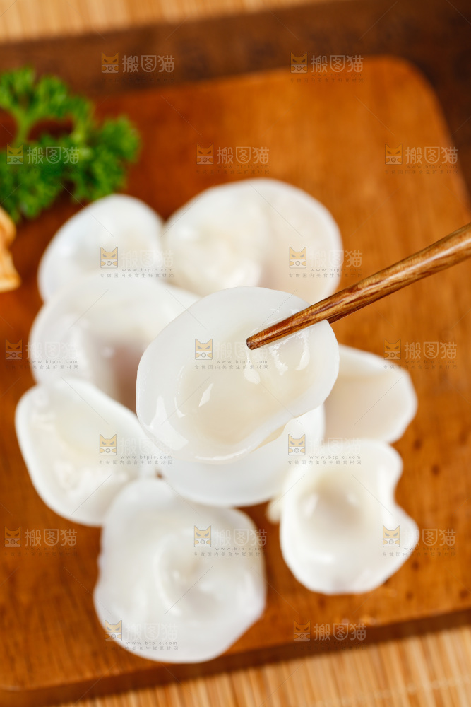 木底上的白木耳