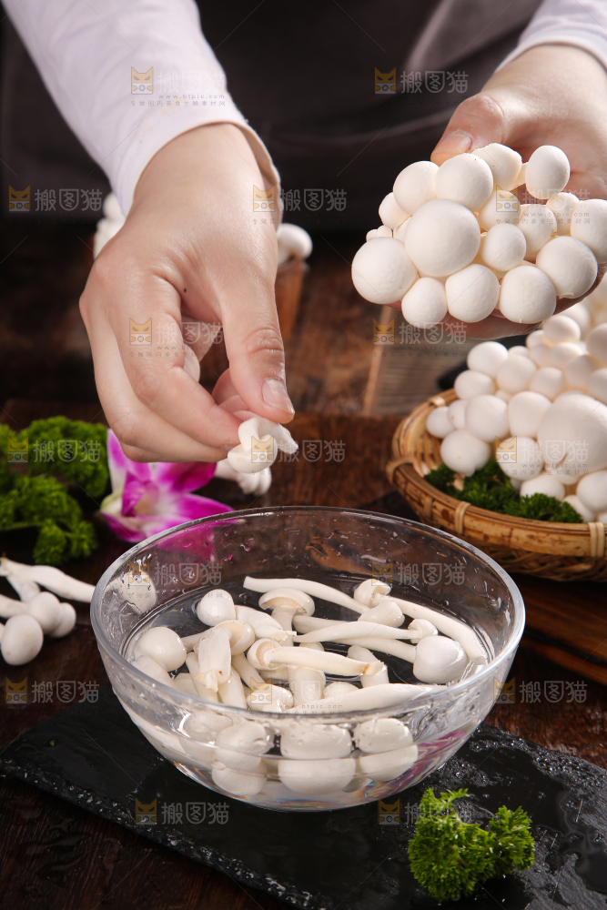深底上的白玉菇