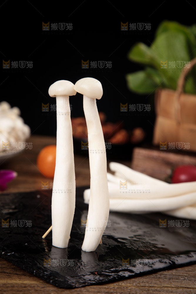 深底上的海鲜菇