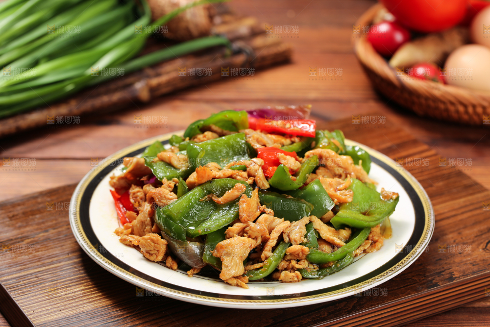 盘子里的青椒炒肉丝