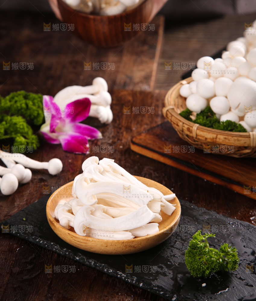 深底上的白玉菇