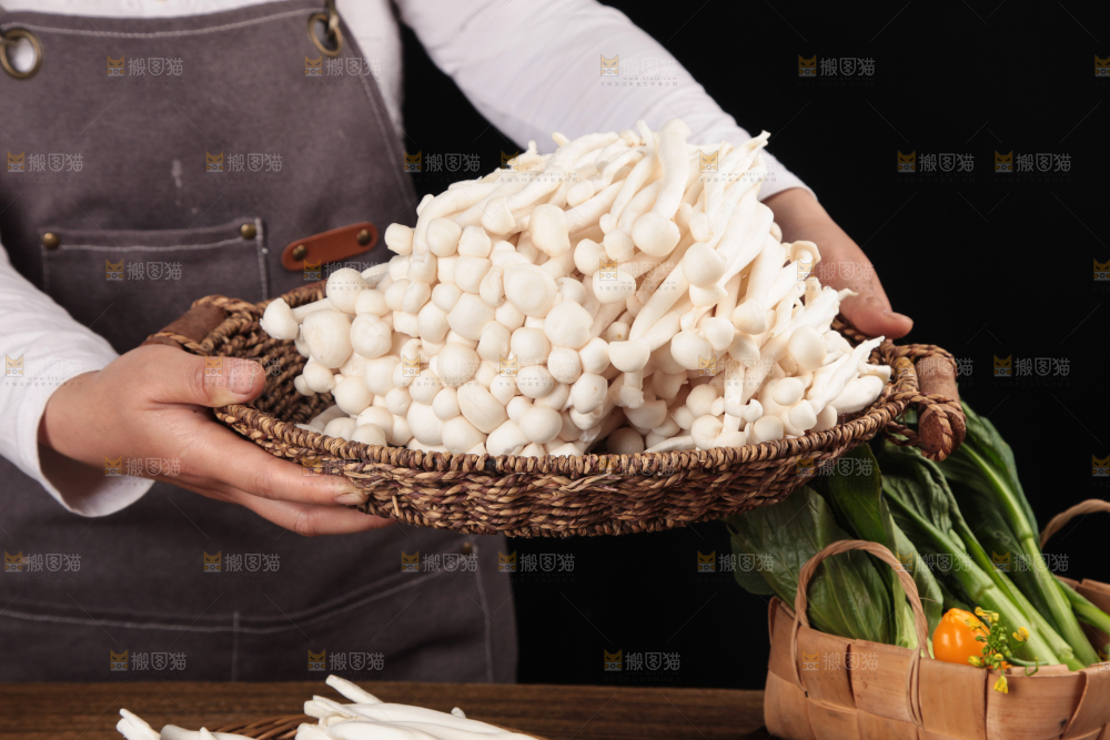 深底上的海鲜菇
