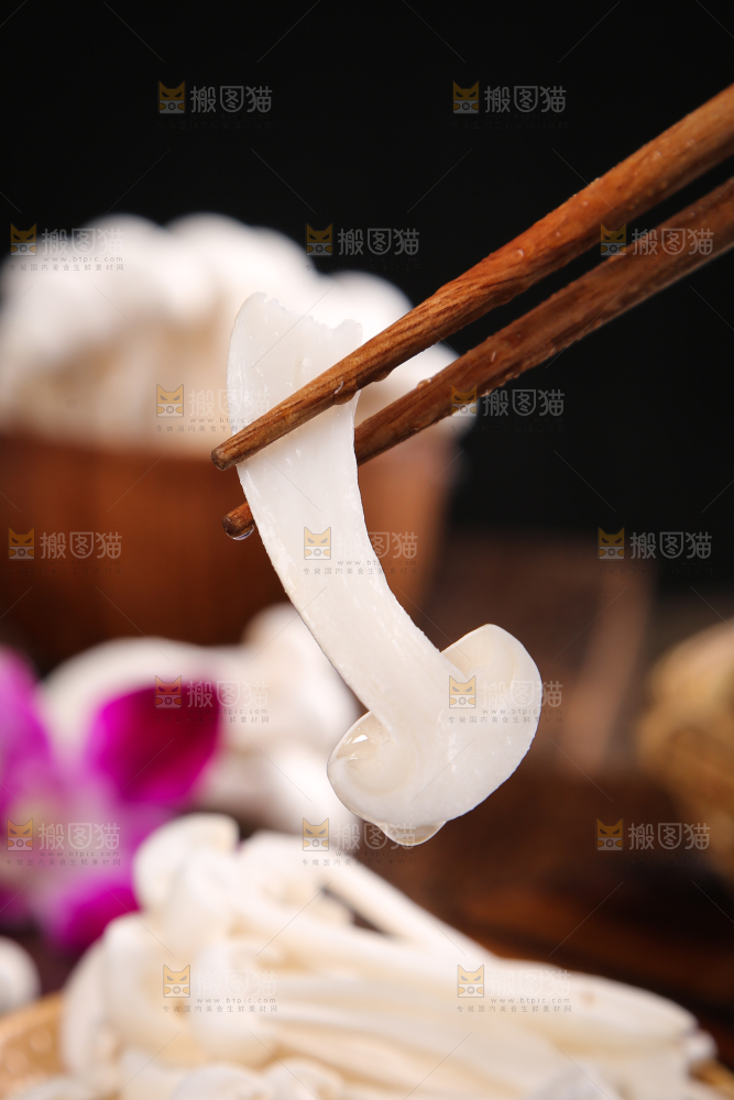 深底上的白玉菇