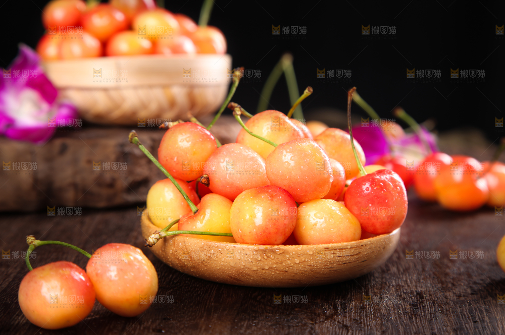 木底上的黄蜜樱桃