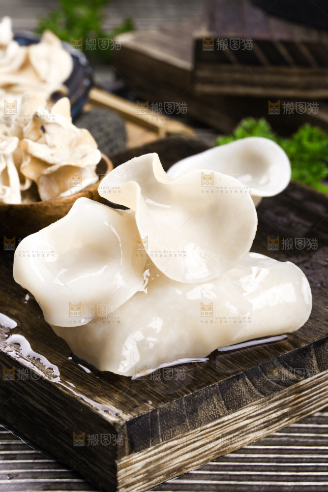木底上的白木耳