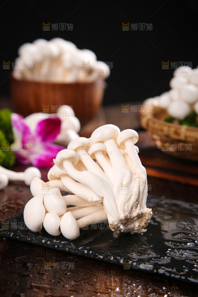 深底上的白玉菇