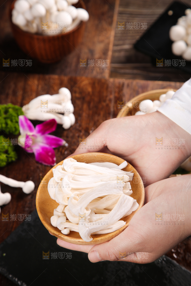 深底上的白玉菇