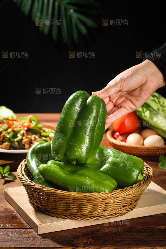 木底上的青椒