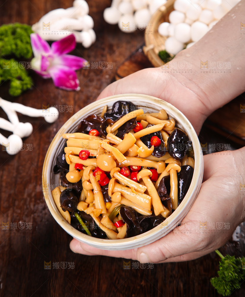 深底上的炒白玉菇