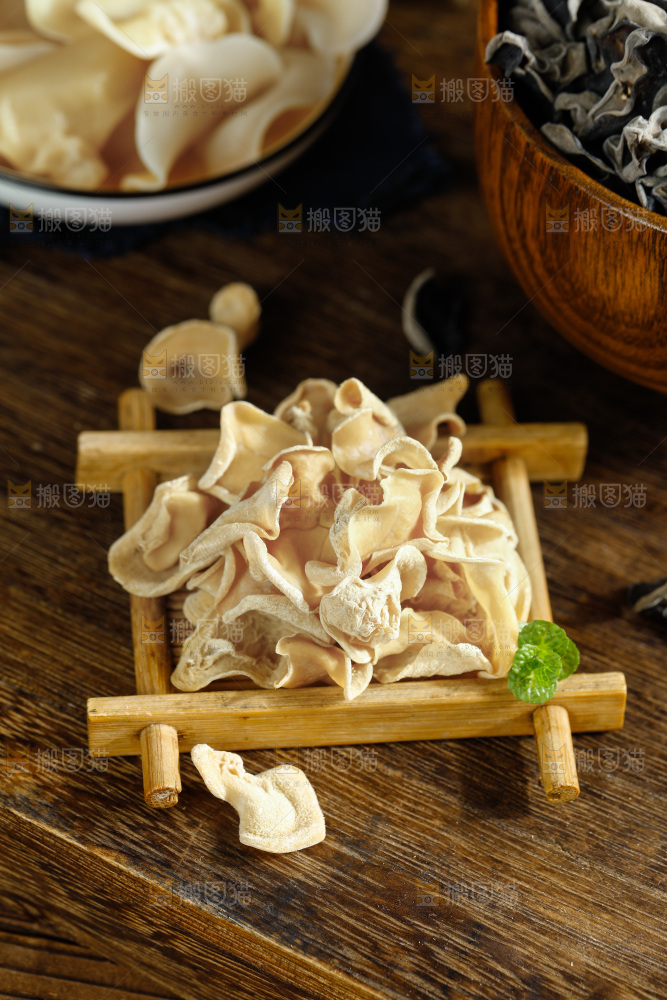 木底上的白木耳