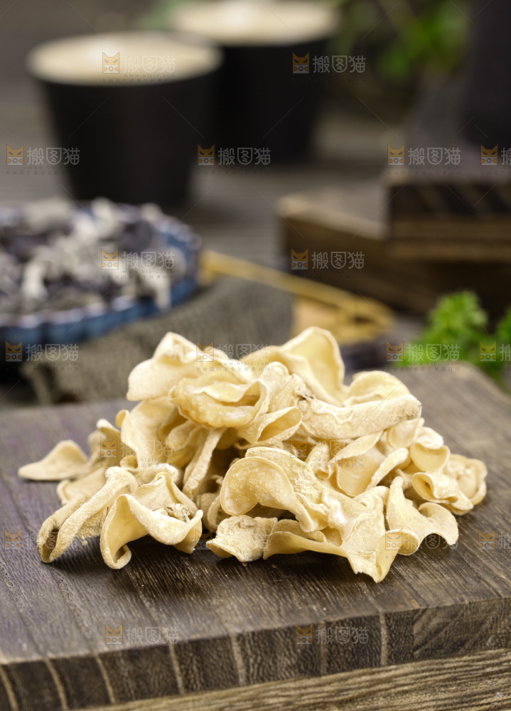 木底上的白木耳