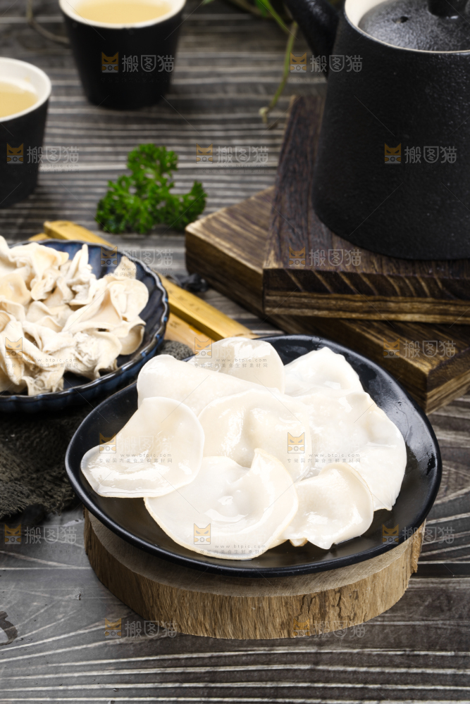 木底上的白木耳