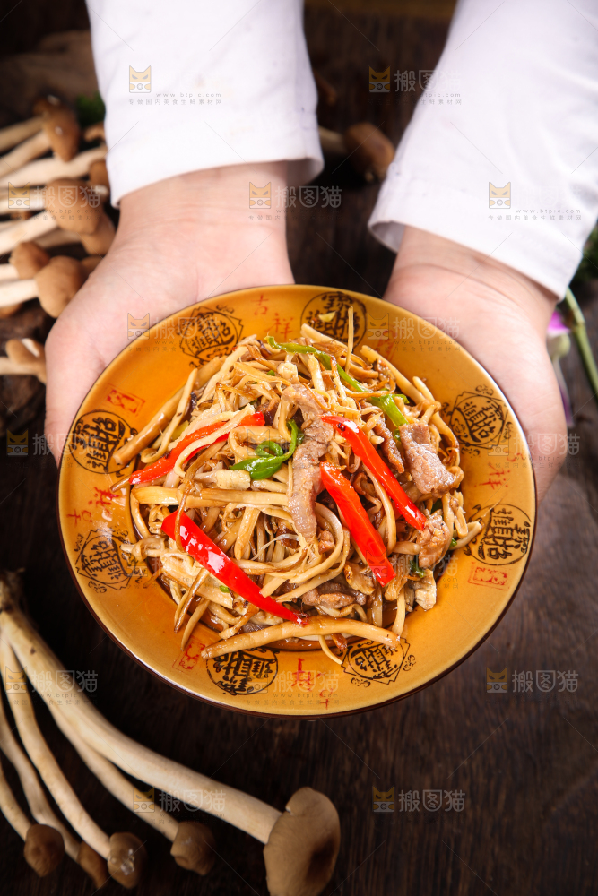 深底上的蘑菇炒肉