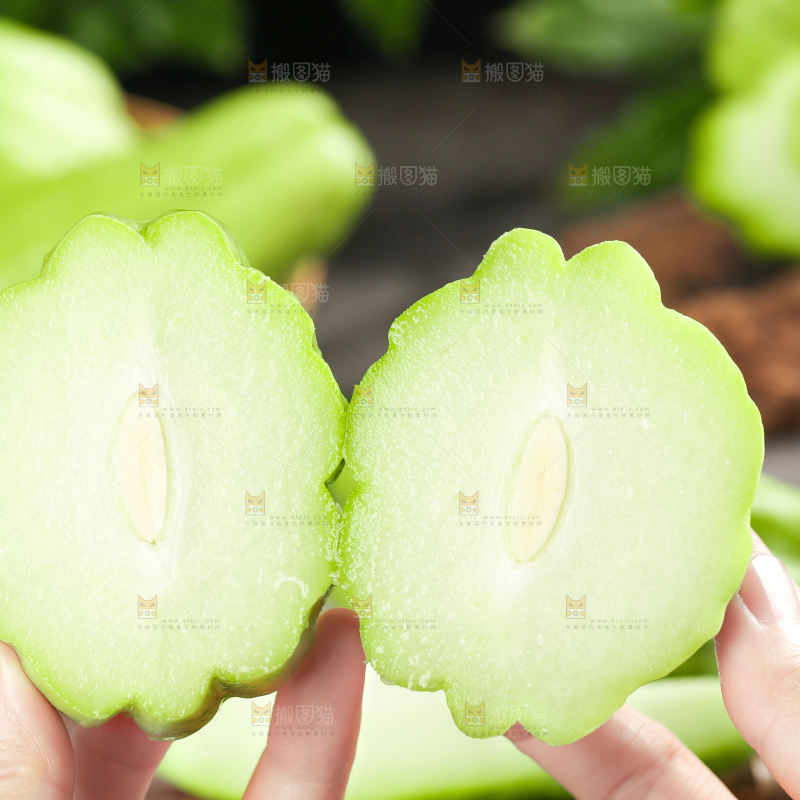 手上拿着捧瓜