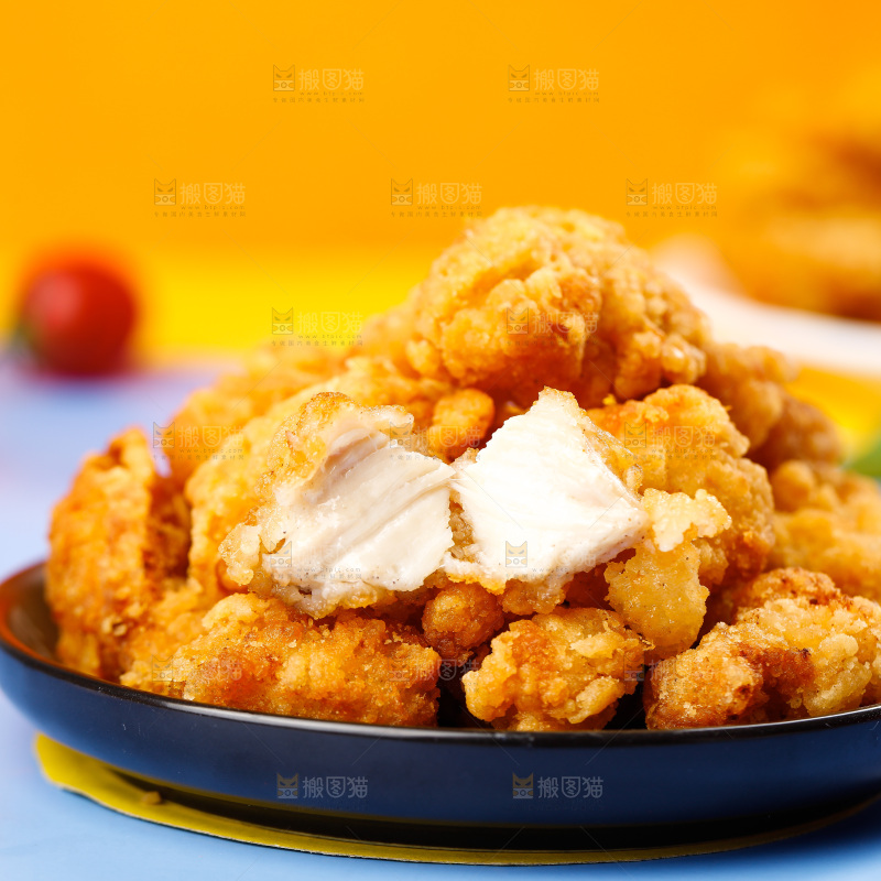 紫色底上放着一盘盐酥鸡米花