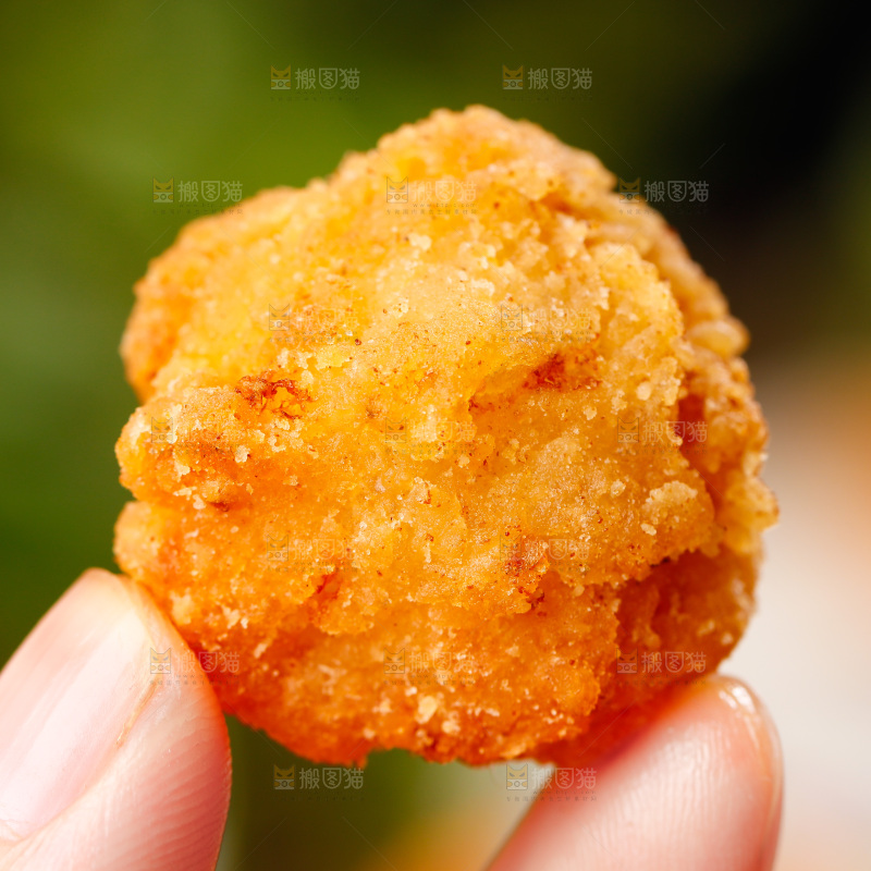 手上拿着鸡米花