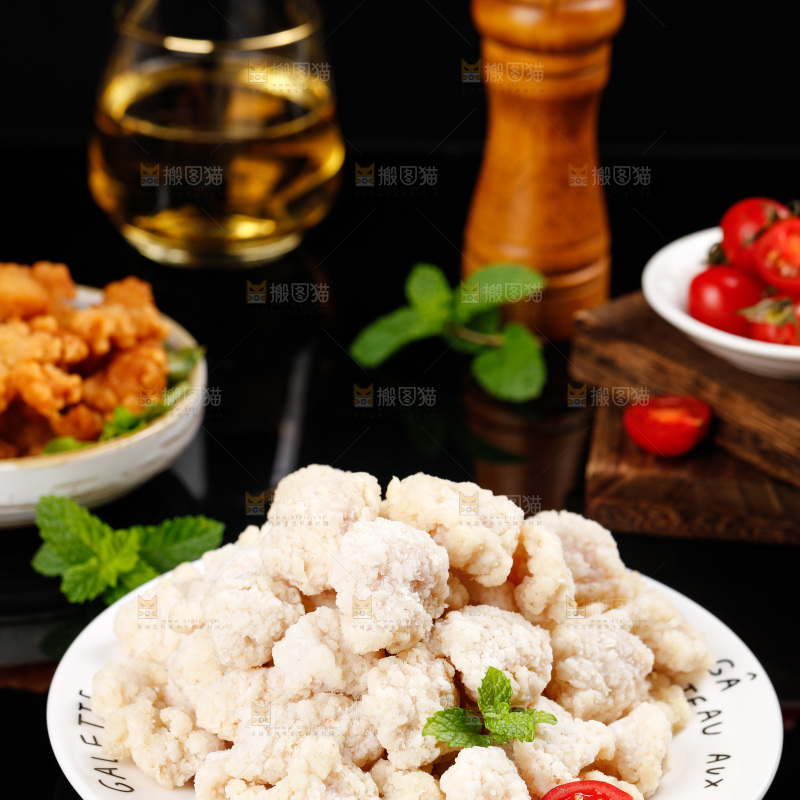 黑底上放着一盘盐酥鸡