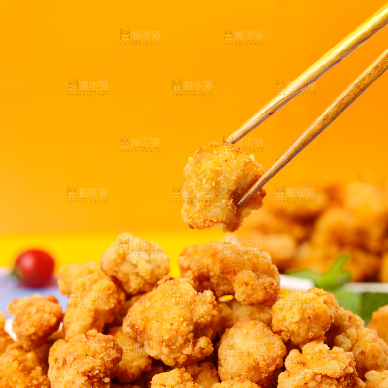 筷子上夹着鸡米花