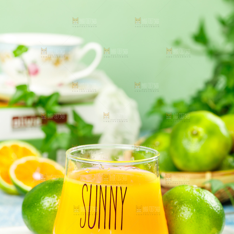 白石板上的蜜桔和一杯蜜橘汁