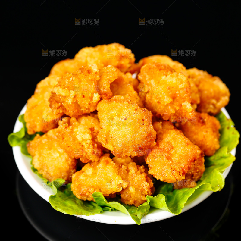 黑底上放着一盘香酥鸡米花