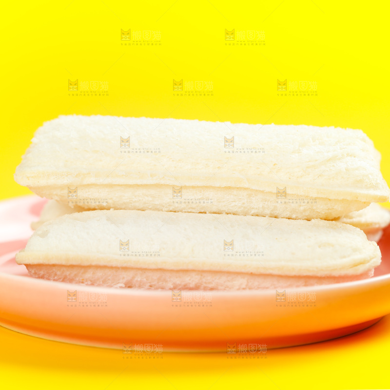 黄底上放着一盘小口袋面包
