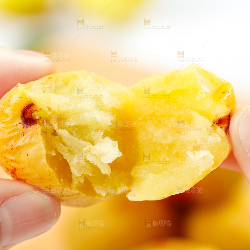 手上拿着蒸冬枣