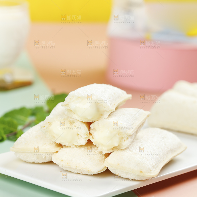 彩底上放着一盘乳酸菌面包