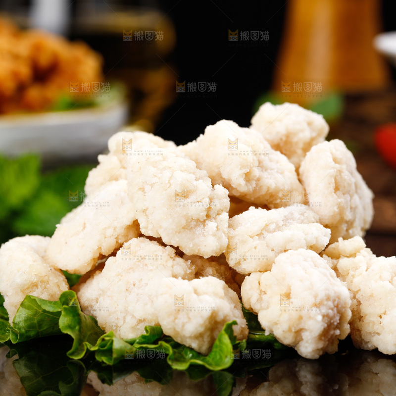 黑底上放着一堆鸡块