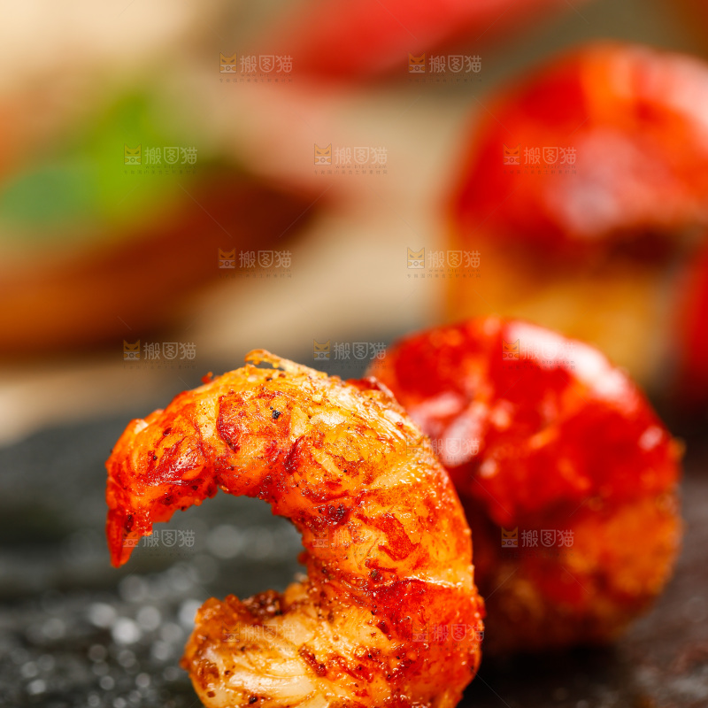 黑底上放着熟食的虾球