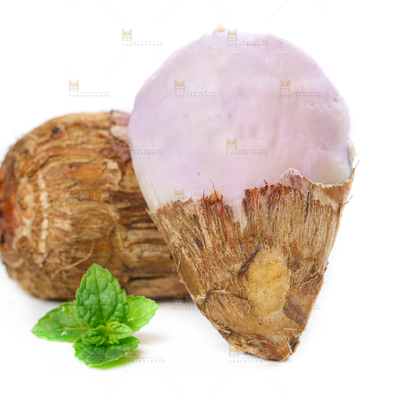 白底上放着熟的牛奶芋头