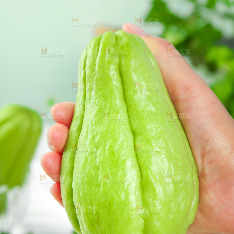 手上拿着捧瓜