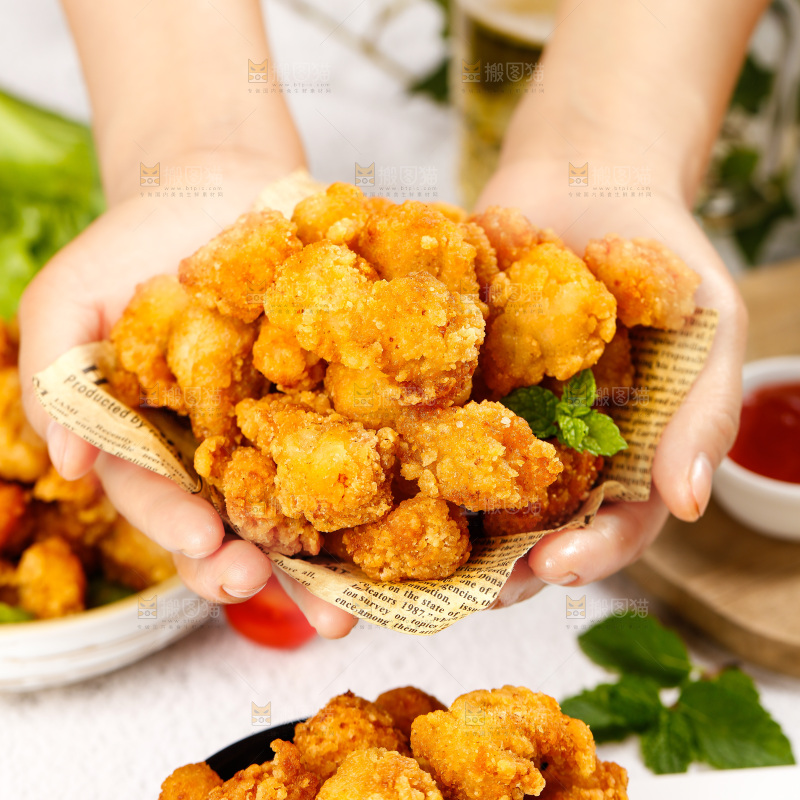 手上捧着油炸盐酥鸡