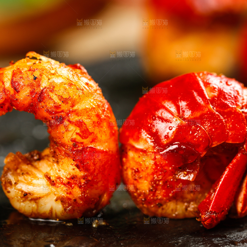 黑底上放着熟食的虾球