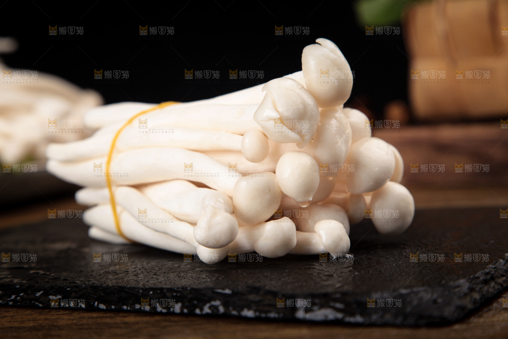 深底上的海鲜菇