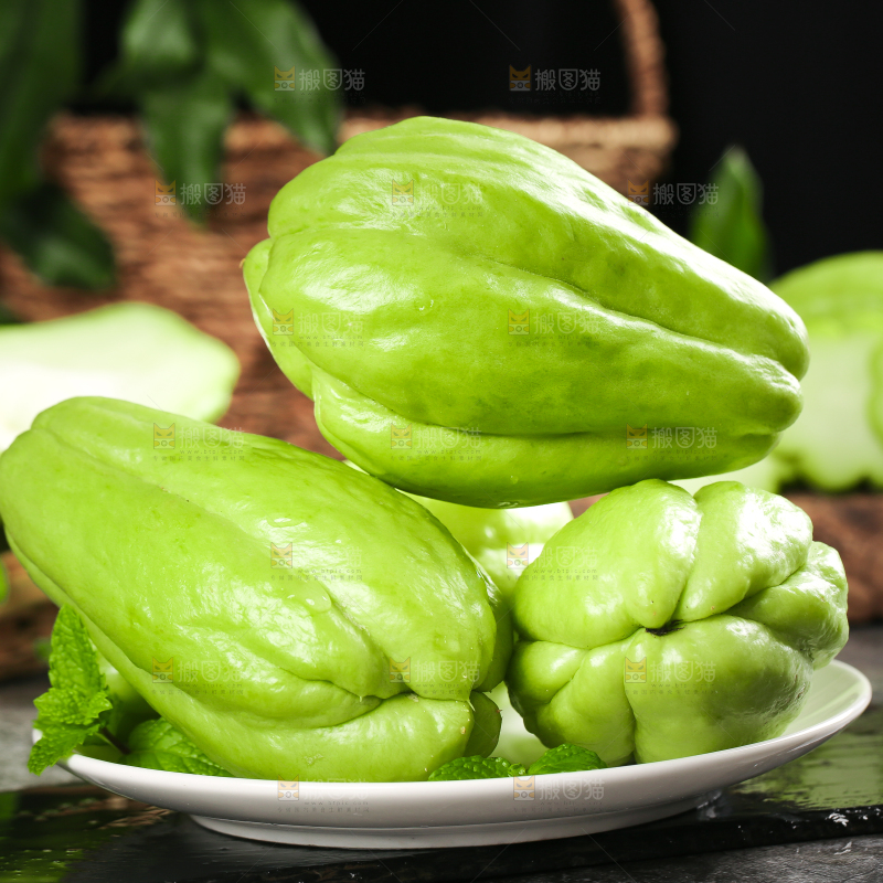 黑底上放着一盘新鲜佛手瓜