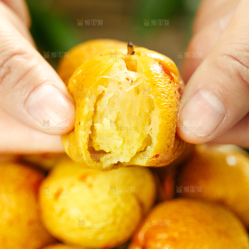 手上拿着枣子