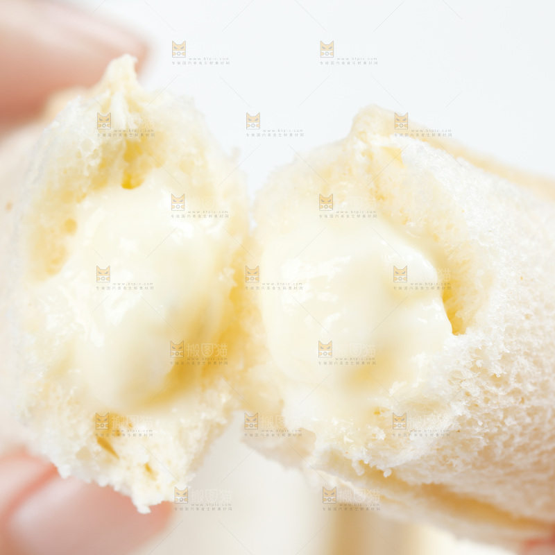 手上拿着乳酸菌小口袋面包