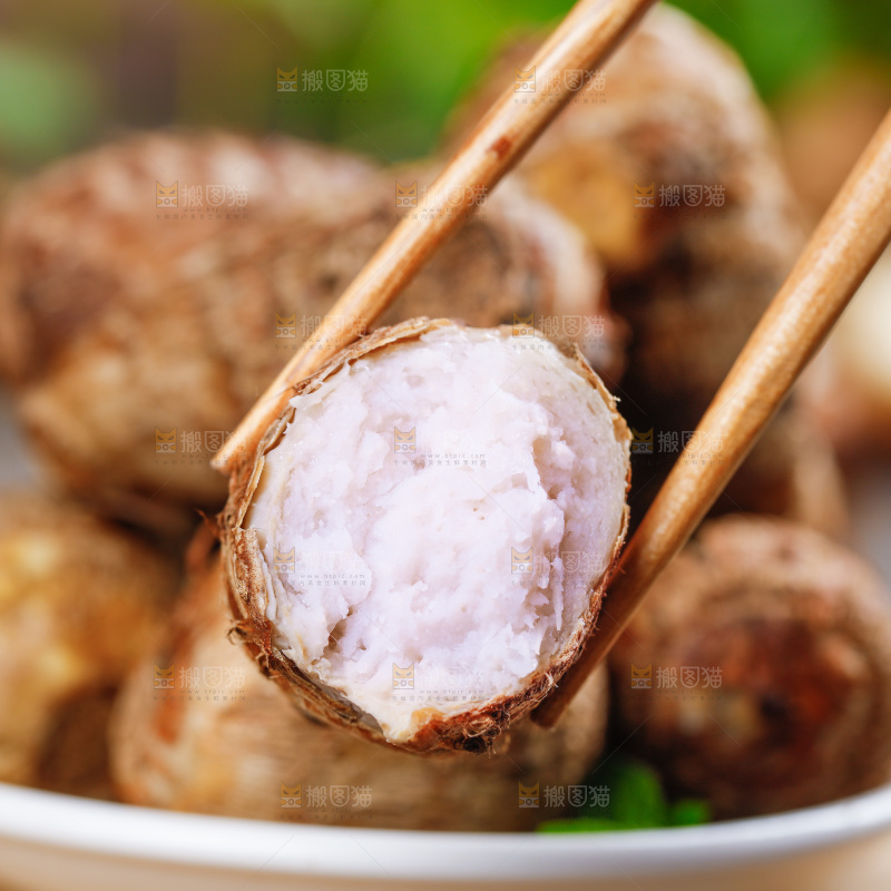 筷子上夹着牛奶芋头