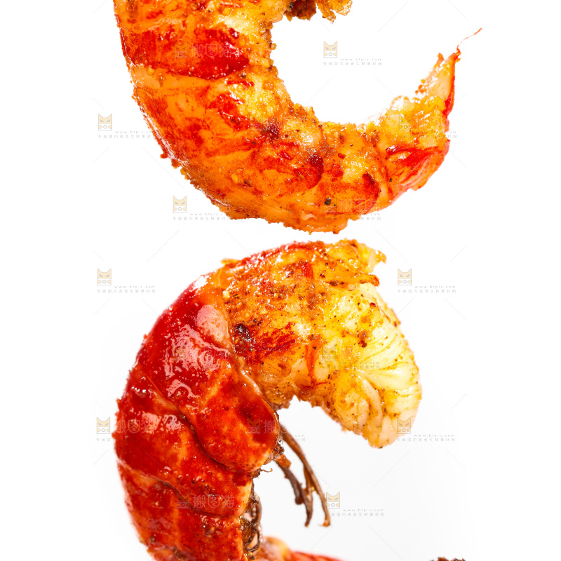 白底上放着熟食的虾尾