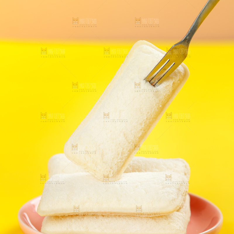 叉子上插着小面包
