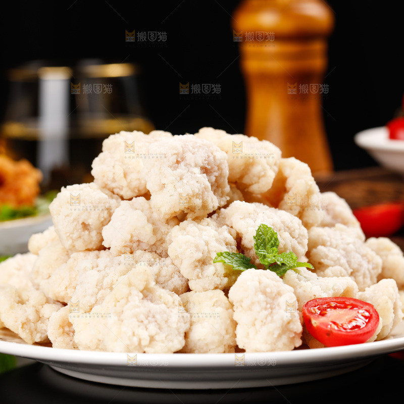 黑底上放着一盘盐酥鸡