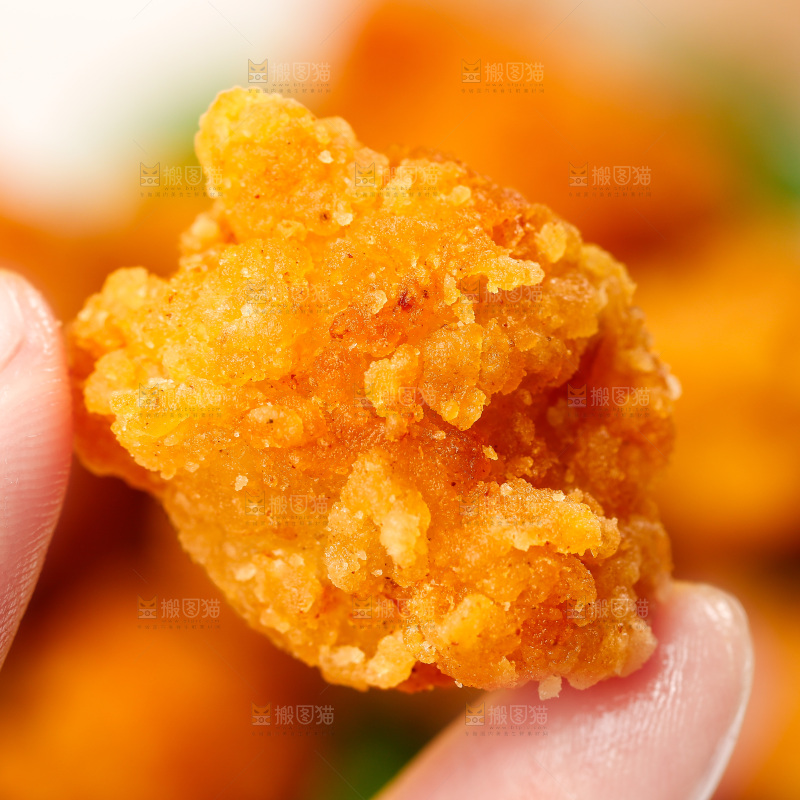 手上拿着香酥鸡米花